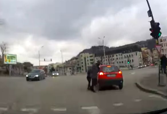 Тези двамата пресякоха на червено, последвалото е скандално ВИДЕО 