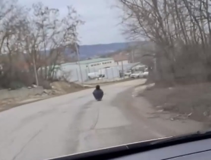 Малоумна каскада на мъж, легнал на скейтборд, на път във Варненско ВИДЕО