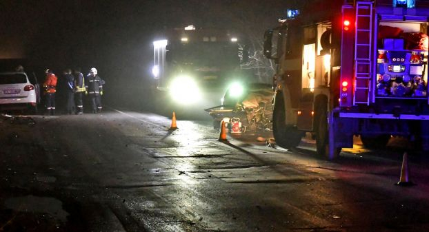 Извънредно в БЛИЦ! Меле на ключово столично кръстовище, хора лежат на пътя, пожарникари режат ламарини 