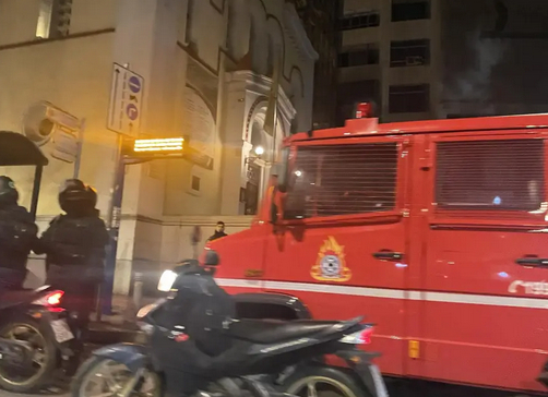 Паника в Гърция: Бомба избухна пред ключово министерство и разтърси Атина СНИМКИ