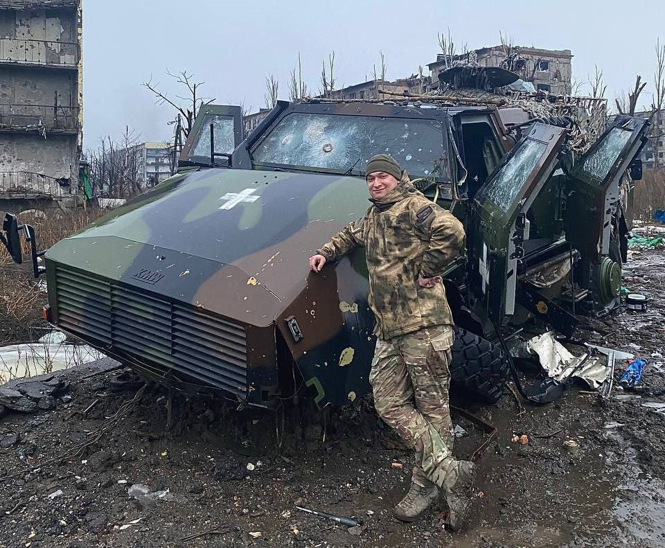 Украинска бронирана машина Dingo 2 беше атакувана от неизвестен боеприпас