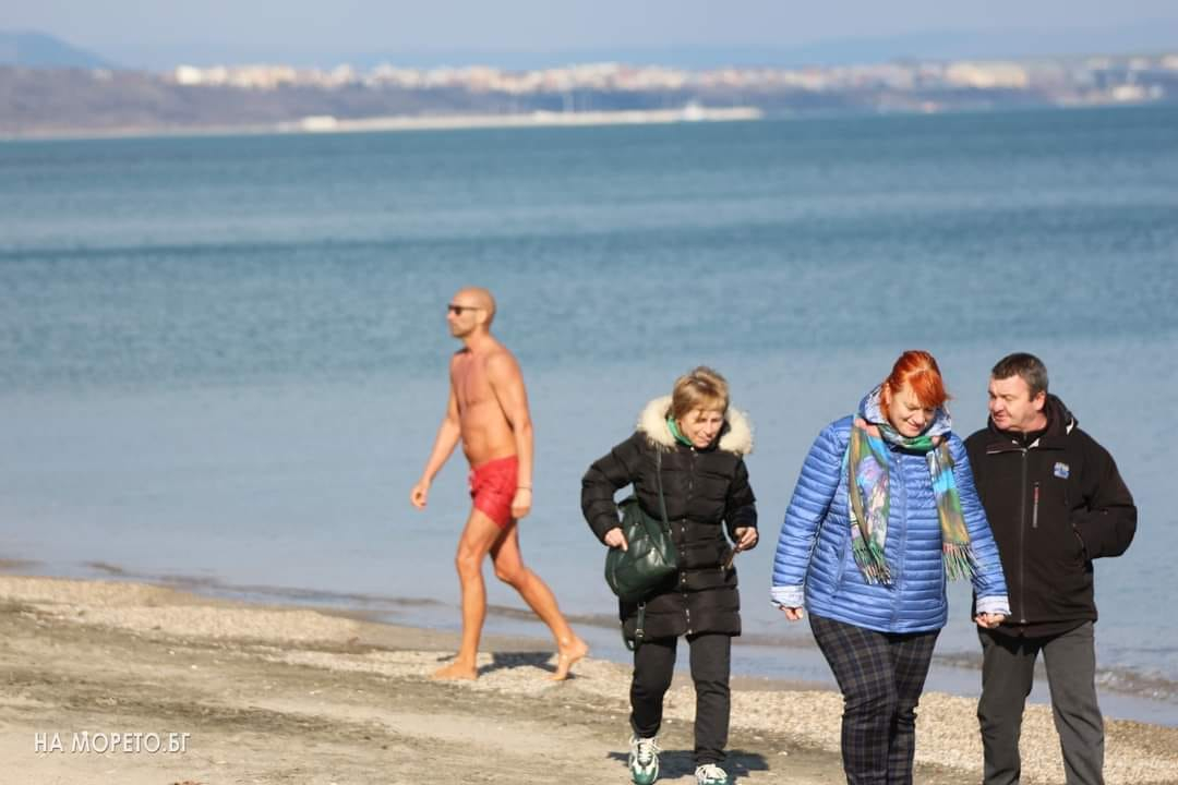 Този наш град счупи термометъра днес, а в Бургас се чудят и маят на тези СНИМКИ