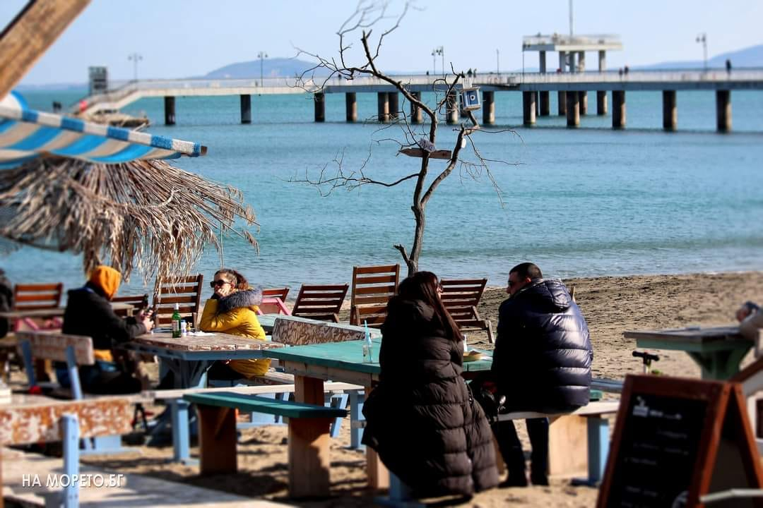 Този наш град счупи термометъра днес, а в Бургас се чудят и маят на тези СНИМКИ