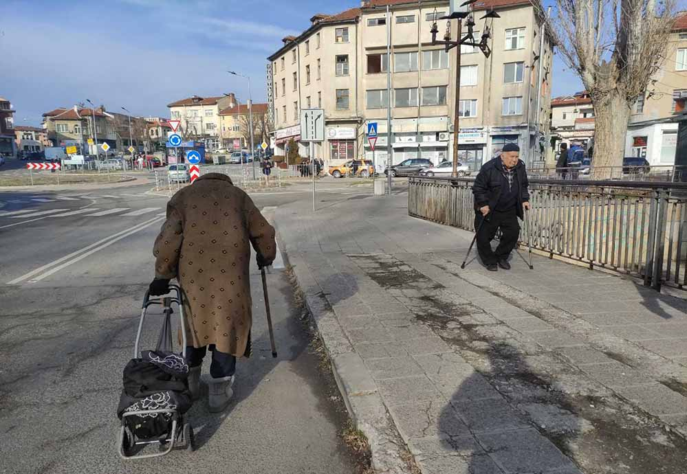 Тъжната реалност: Тези голи нашенки са при Хадес и чакат Орфей с еврото, но...