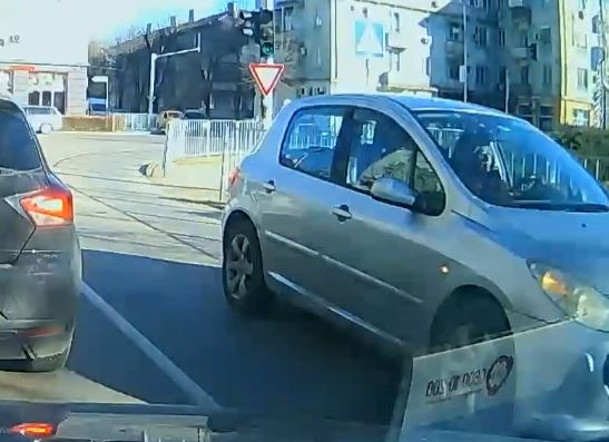 Шофьор пренаписа правилата, тази маневра убива СНИМКИ