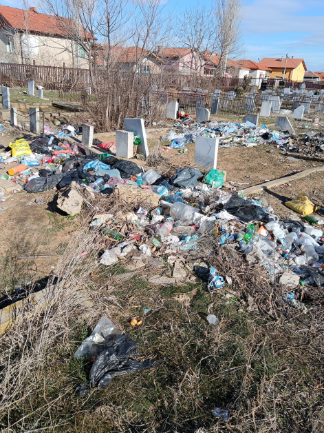 Това плаши повече от труповете: Потресаваща гледка на гробището в Мало Конаре СНИМКИ