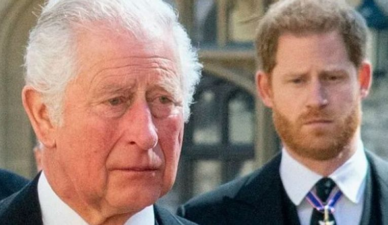 Хари клекна на колене пред баща си Чарлз