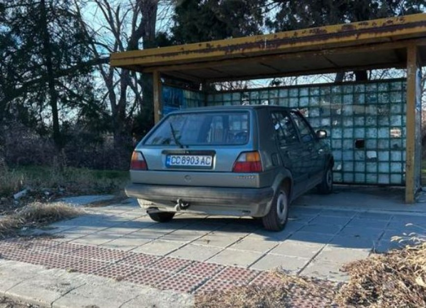 Не бихте се сетили! Ето къде мъж паркира колата си в Силистра СНИМКА