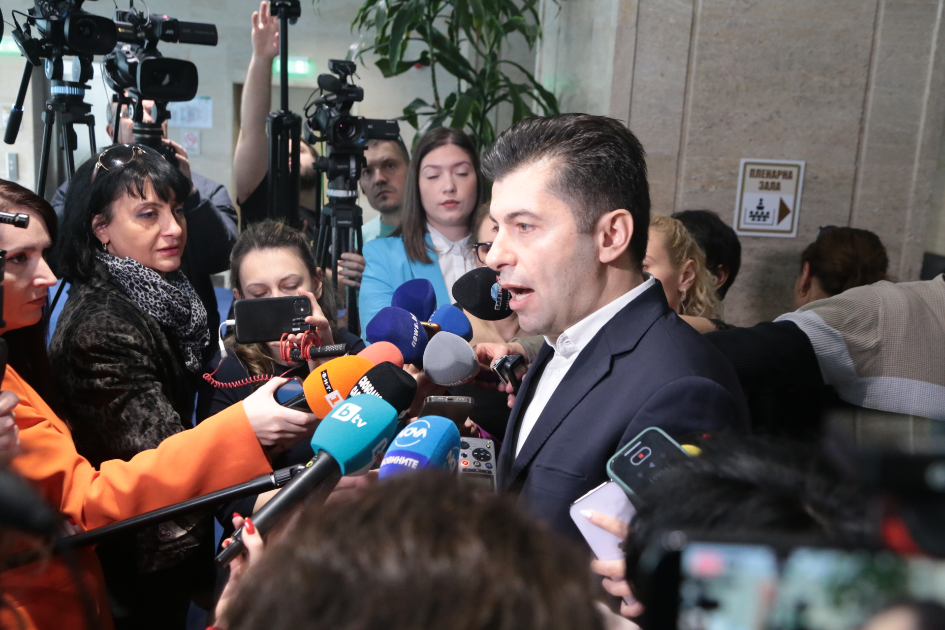 Кирил Петков с остър залп към ГЕРБ за ротацията, яростно защити Асен Василев и министерството му