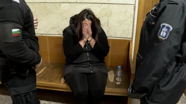 Майко мила: Сливенчанка метна  "без да иска" тесла по мъжа си пред 2 г. им дете ВИДЕО