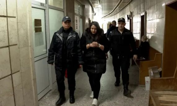 Майко мила: Сливенчанка метна  "без да иска" тесла по мъжа си пред 2 г. им дете ВИДЕО
