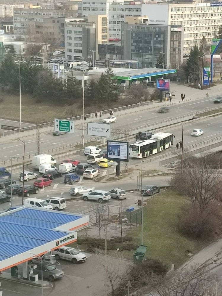 Извънредно: Тежка катастрофа с автобус затапи столичното "Цариградско шосе" СНИМКИ 