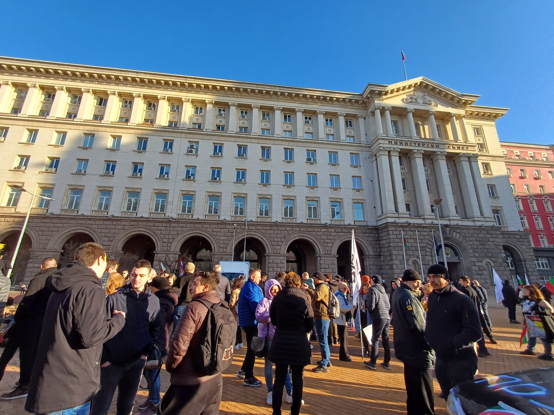 Огън, жупел и фекалии пред МС! Полицаи наскачаха и светкавично... СНИМКИ 18+