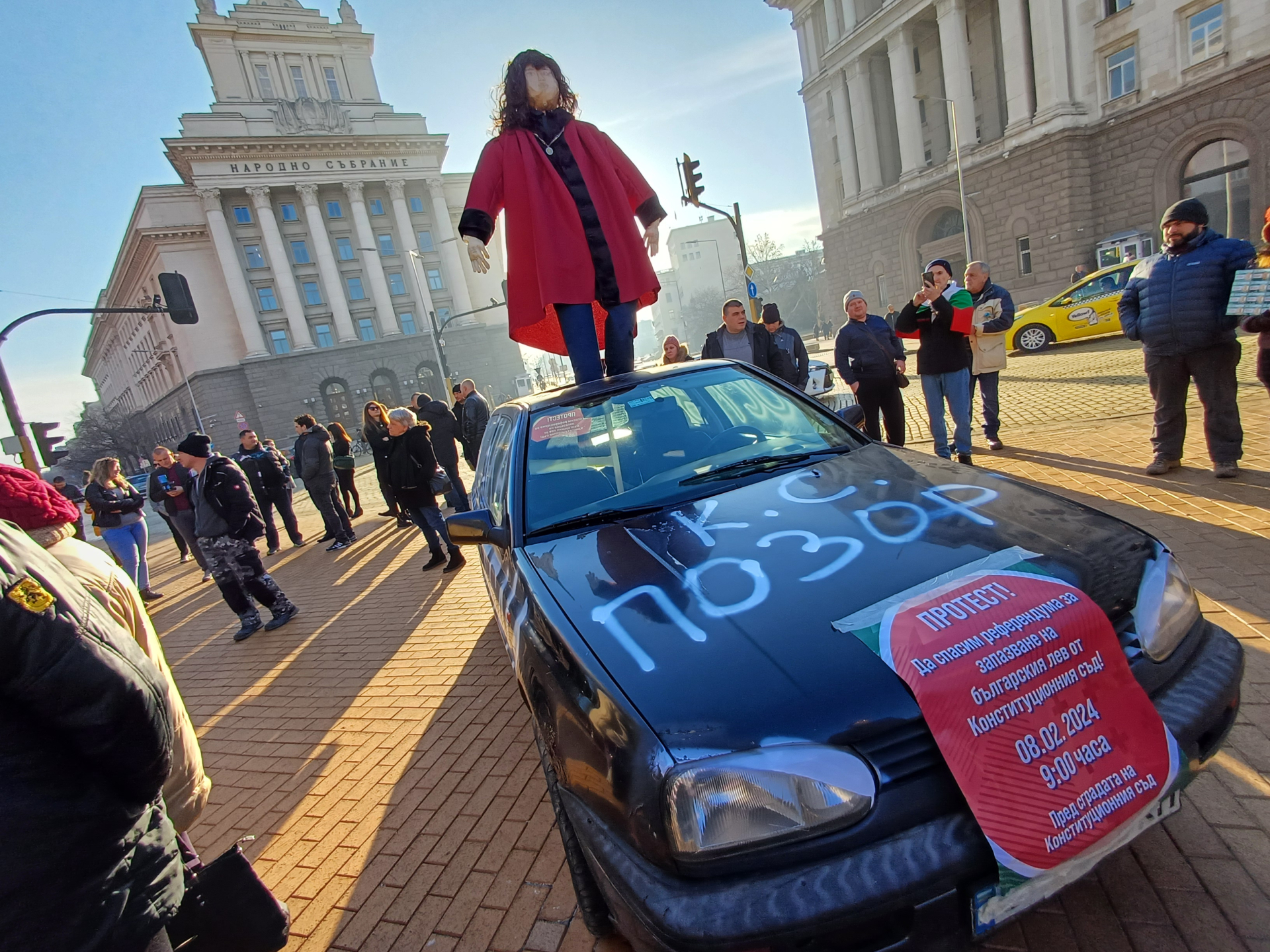 Огън, жупел и фекалии пред МС! Полицаи наскачаха и светкавично... СНИМКИ 18+