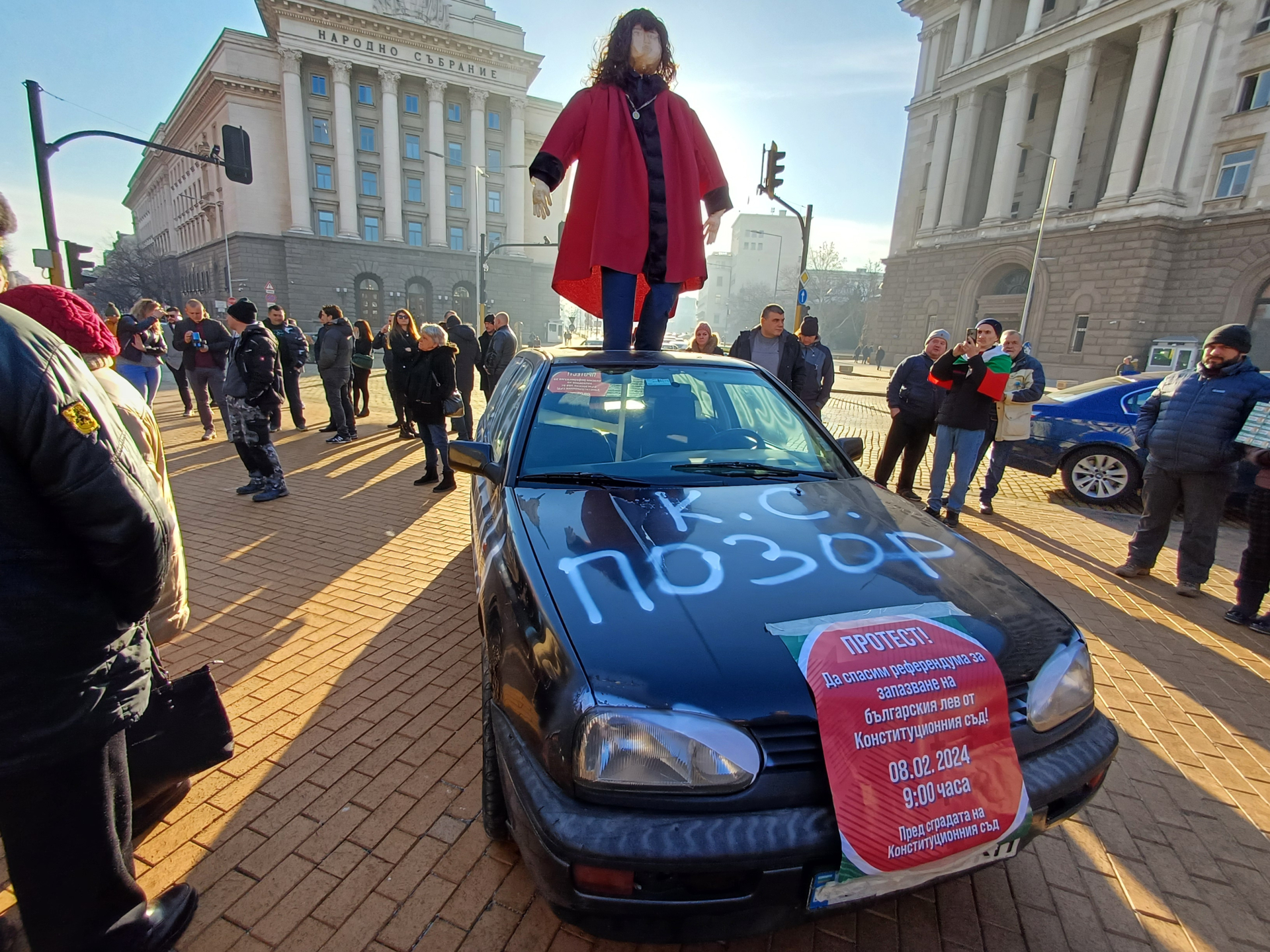 Огън, жупел и фекалии пред МС! Полицаи наскачаха и светкавично... СНИМКИ 18+