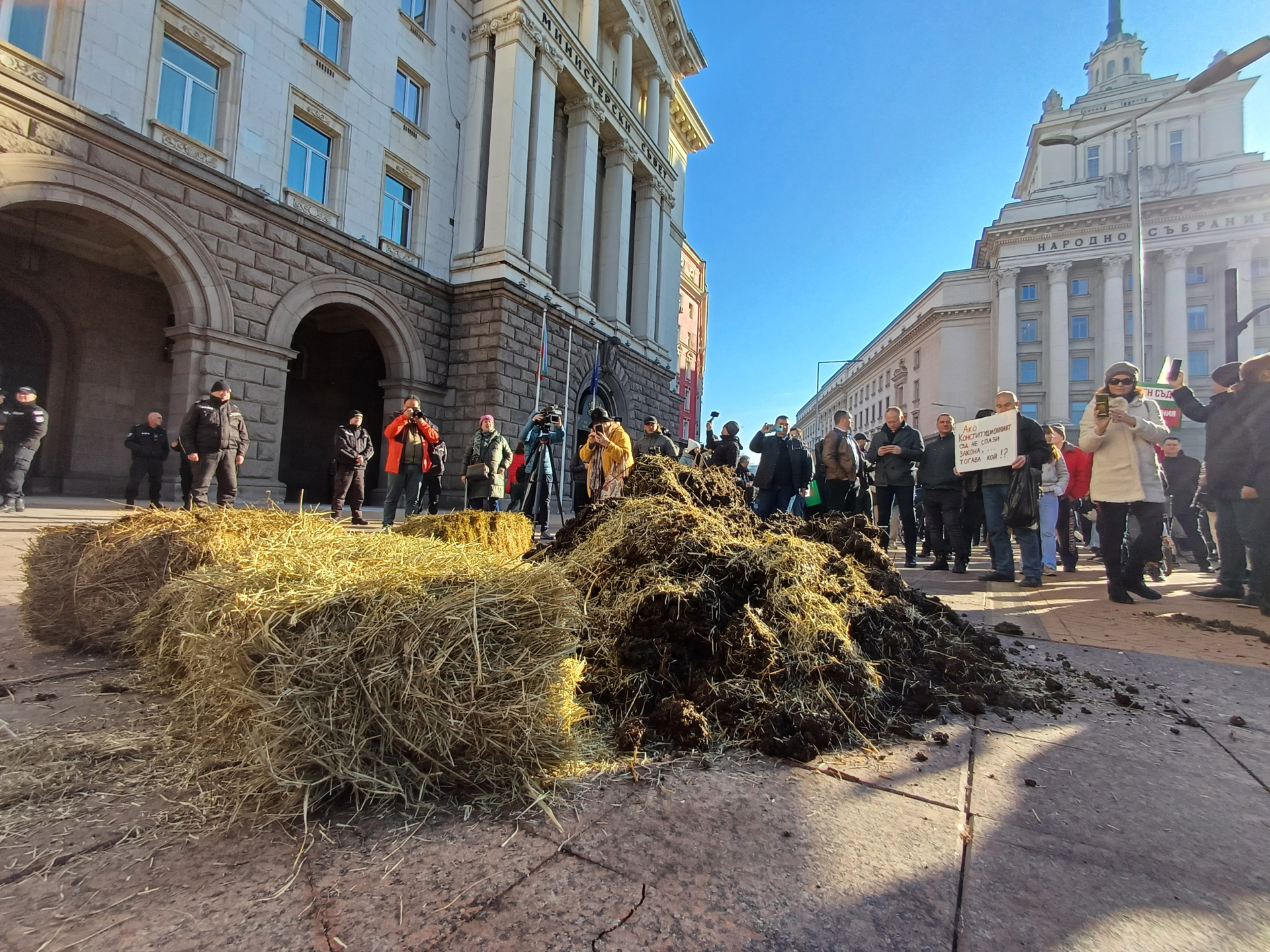 Огън, жупел и фекалии пред МС! Полицаи наскачаха и светкавично... СНИМКИ 18+