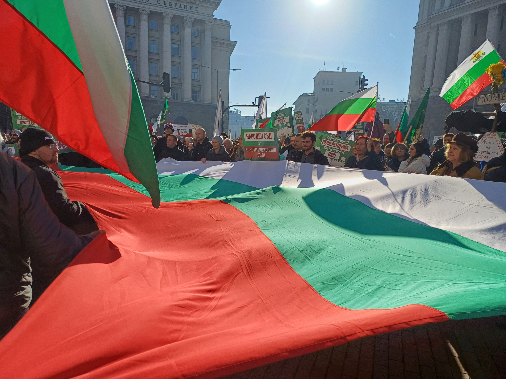 Огън, жупел и фекалии пред МС! Полицаи наскачаха и светкавично... СНИМКИ 18+