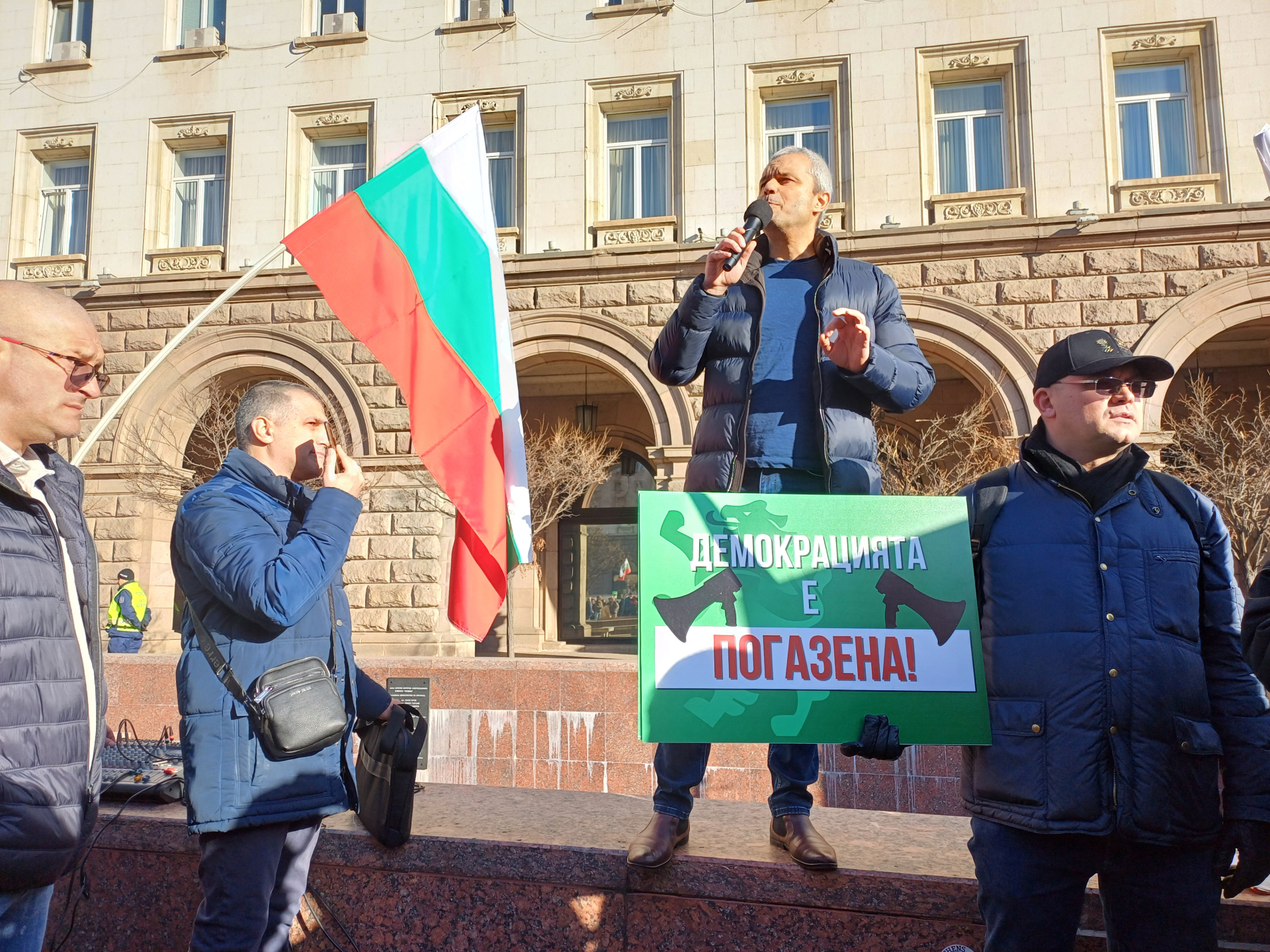 Огън, жупел и фекалии пред МС! Полицаи наскачаха и светкавично... СНИМКИ 18+