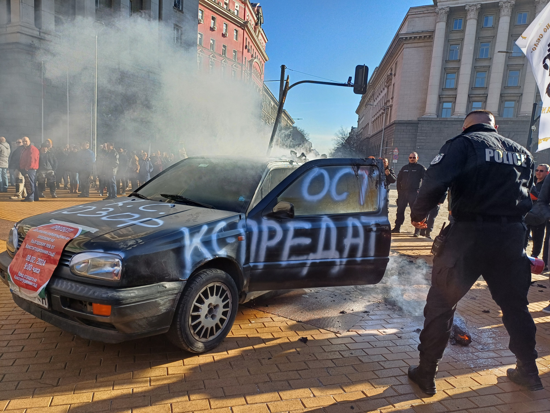 Огън, жупел и фекалии пред МС! Полицаи наскачаха и светкавично... СНИМКИ 18+