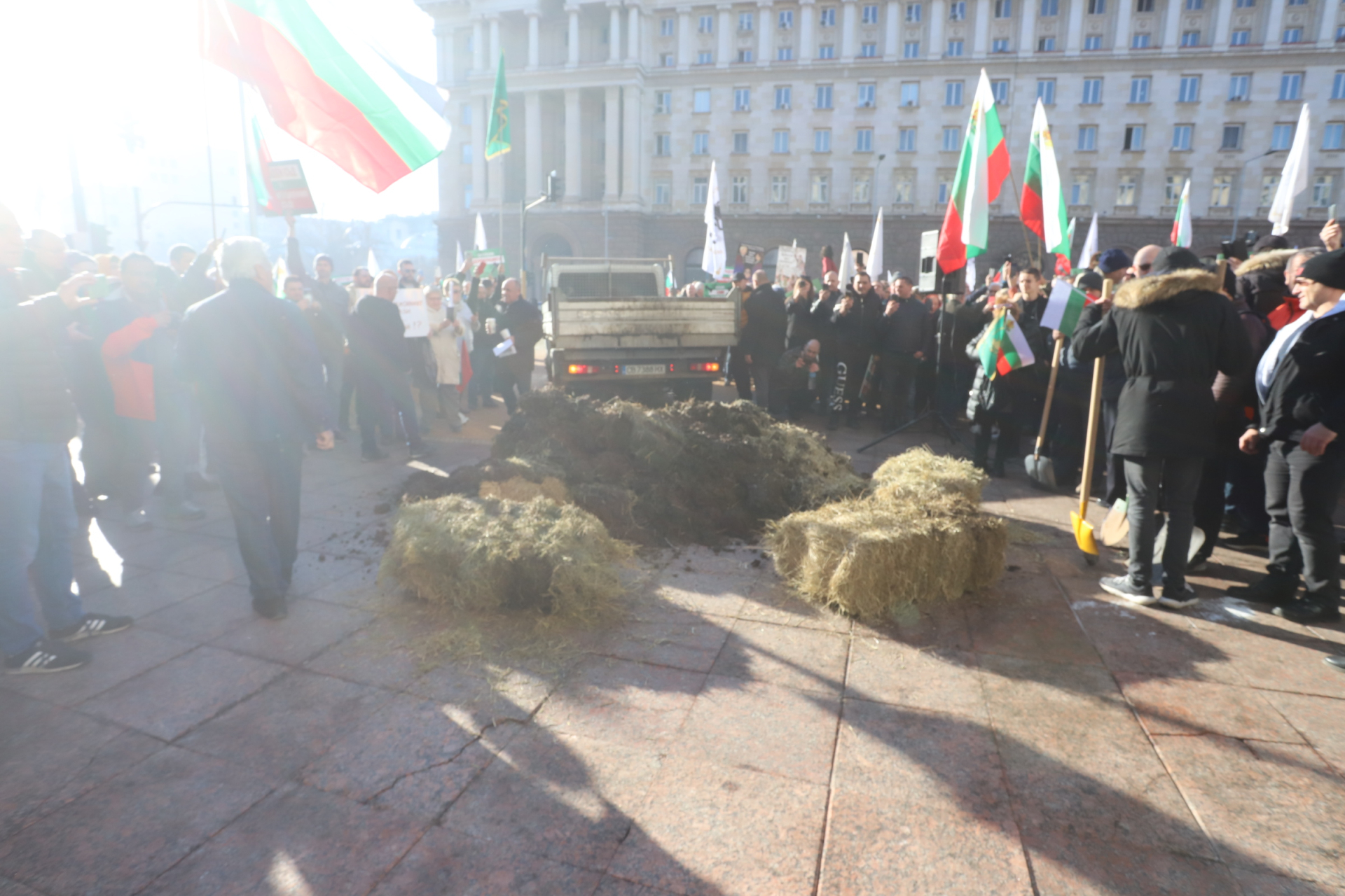 Огън, жупел и фекалии пред МС! Полицаи наскачаха и светкавично... СНИМКИ 18+