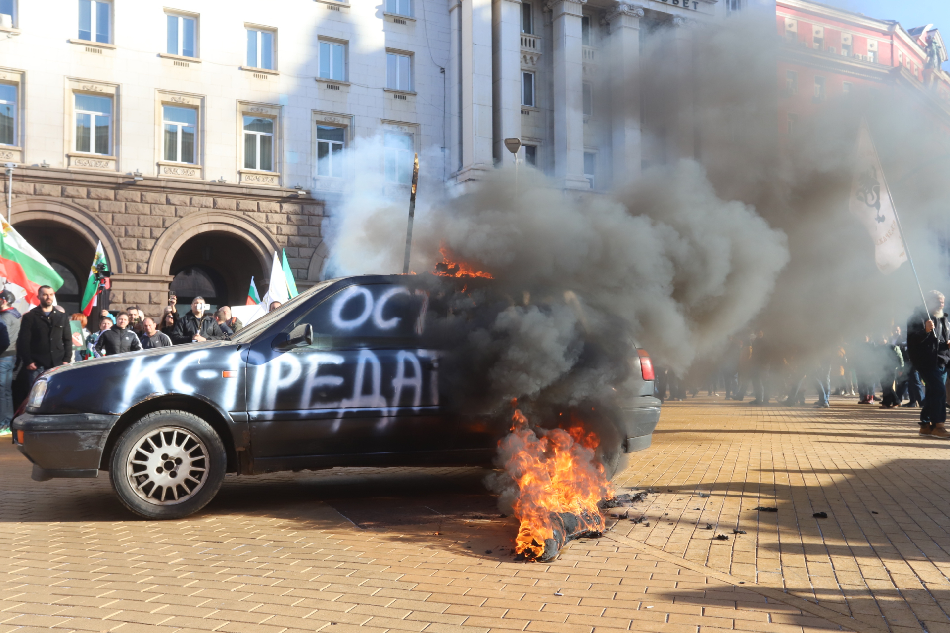 Огън, жупел и фекалии пред МС! Полицаи наскачаха и светкавично... СНИМКИ 18+