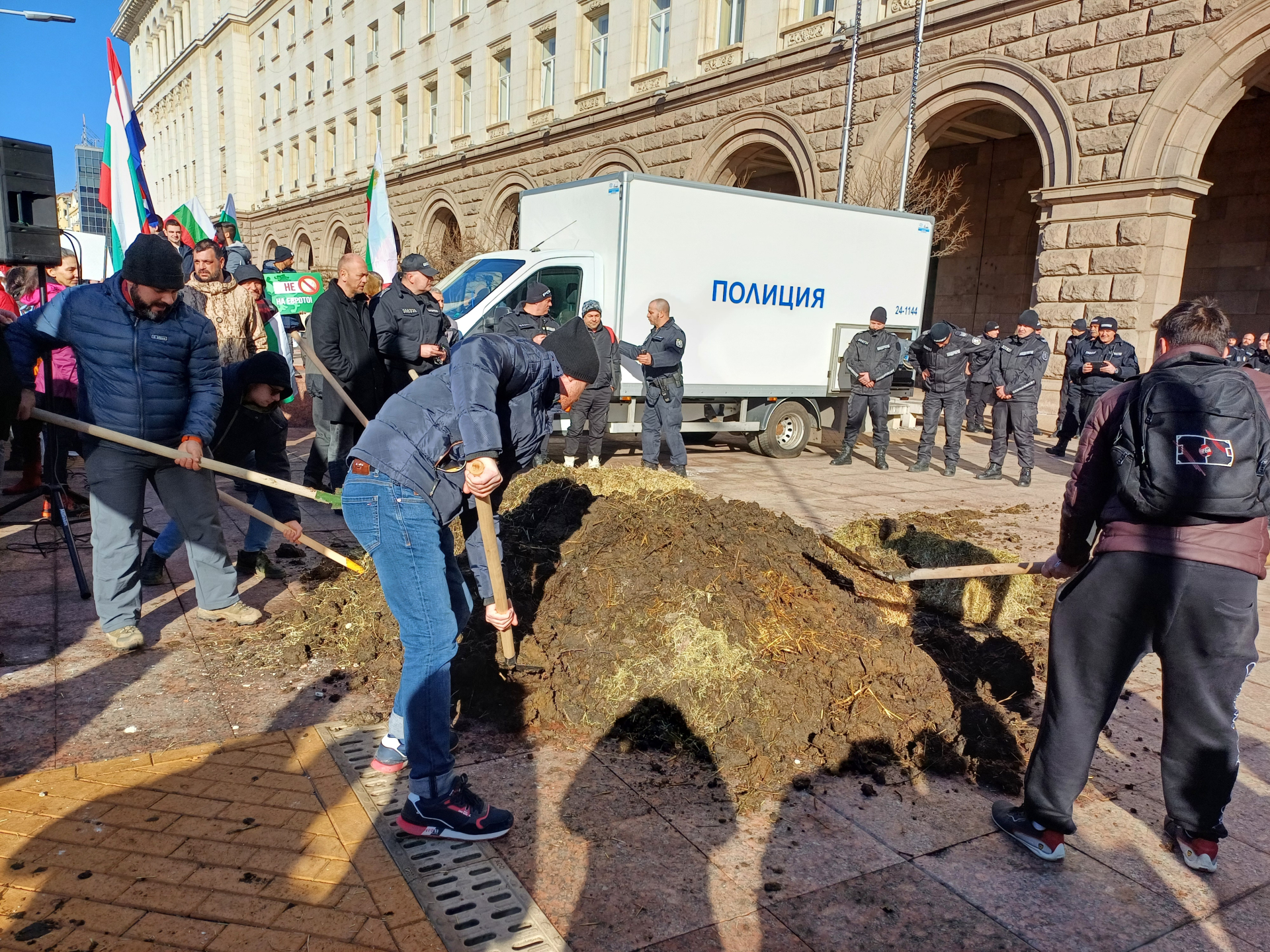 Огън, жупел и фекалии пред МС! Полицаи наскачаха и светкавично... СНИМКИ 18+