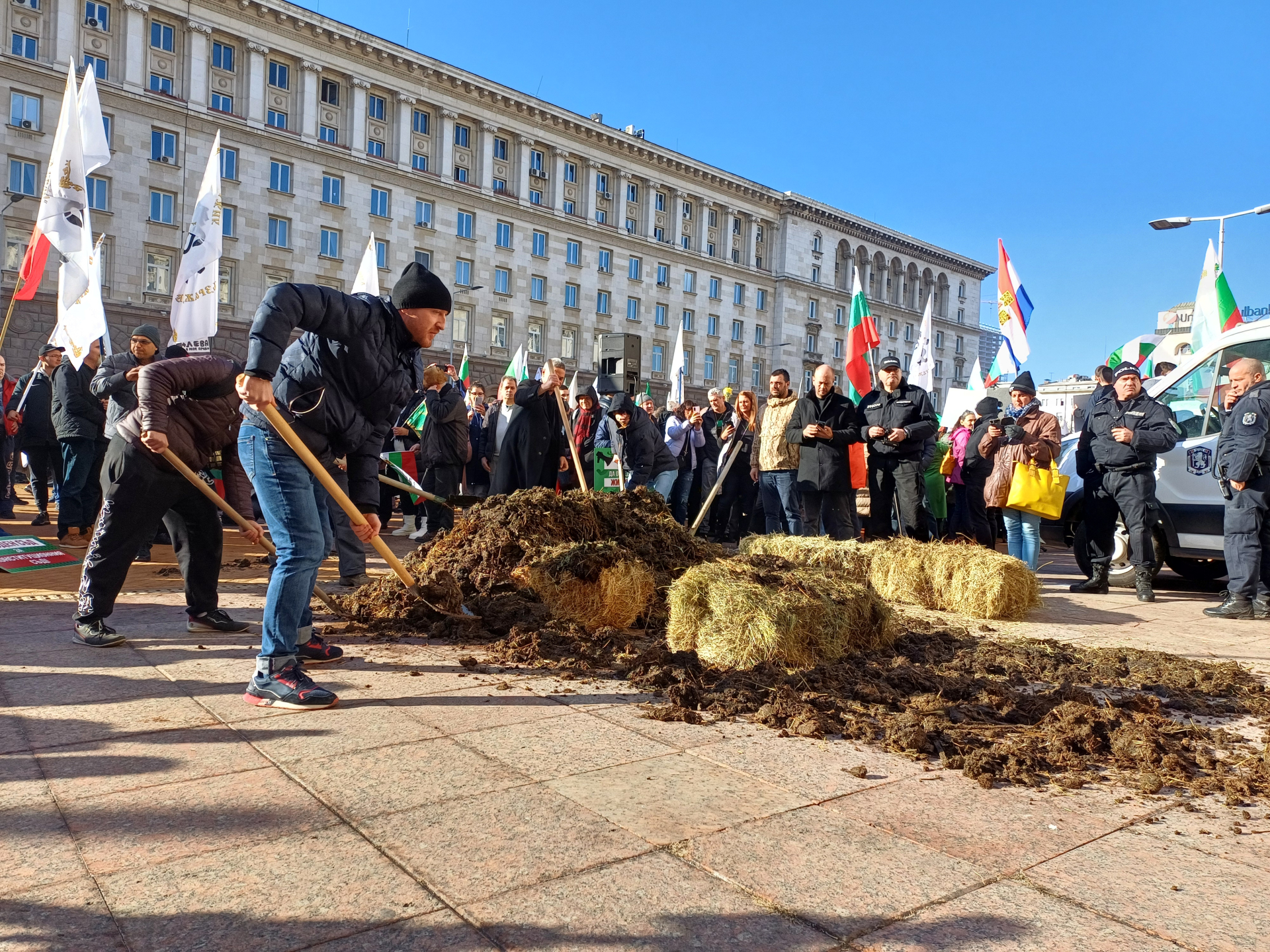 Огън, жупел и фекалии пред МС! Полицаи наскачаха и светкавично... СНИМКИ 18+