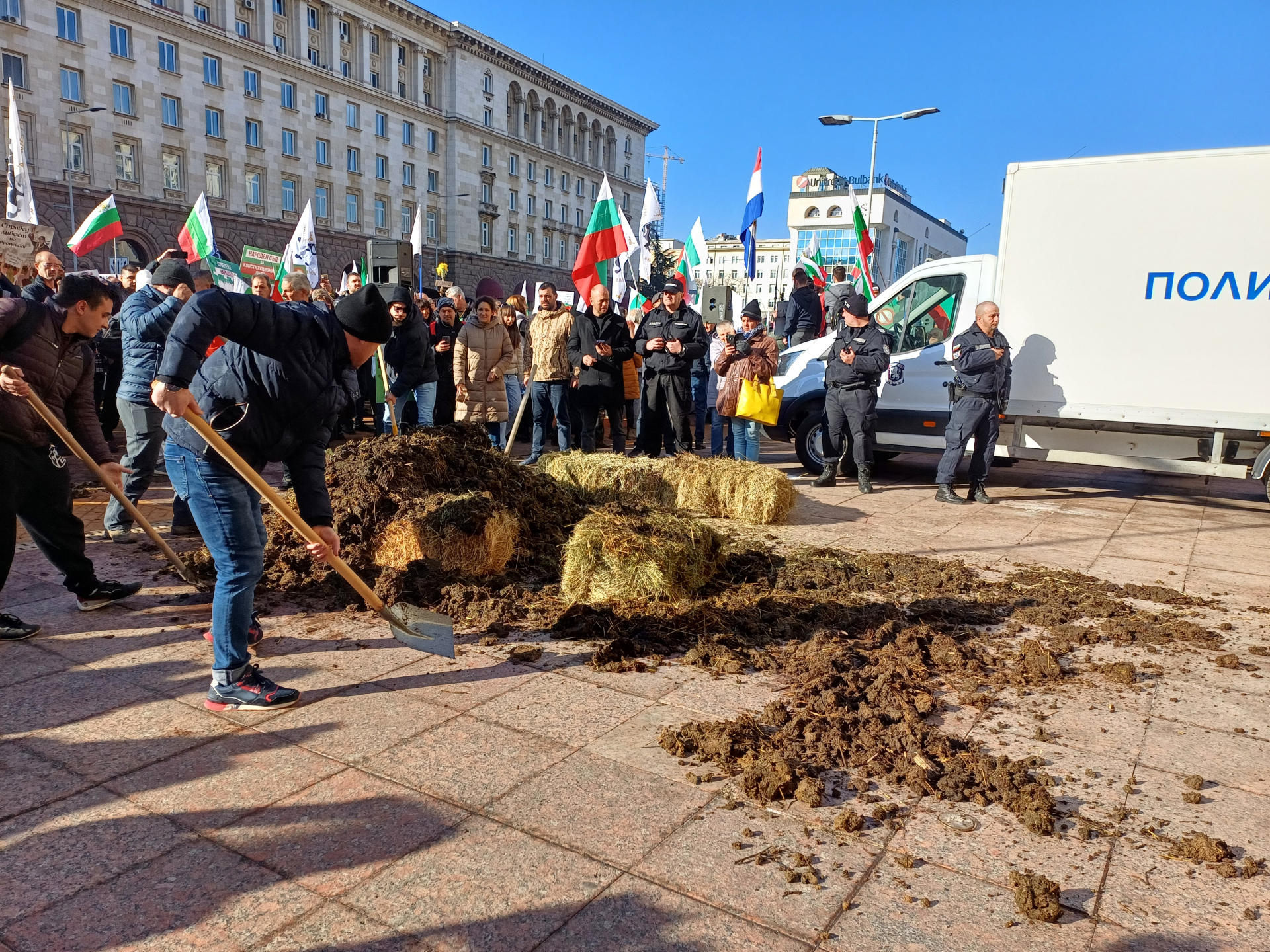 Огън, жупел и фекалии пред МС! Полицаи наскачаха и светкавично... СНИМКИ 18+