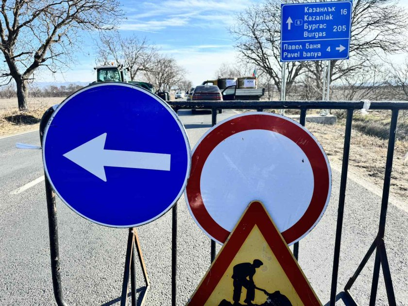 Тежка техника блокира България, недоволни земеделци палят бали и... СНИМКИ 