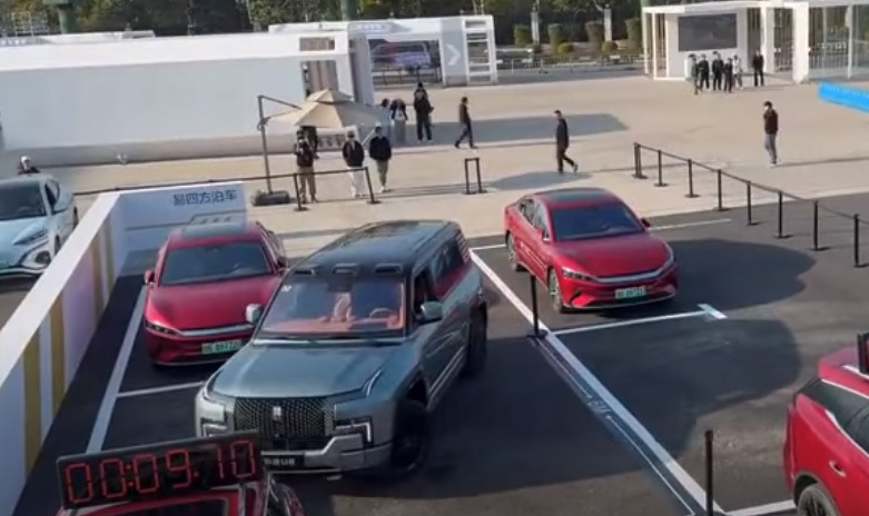 Зрелищни ВИДЕА: Автомобил показа удивително успоредно паркиране
