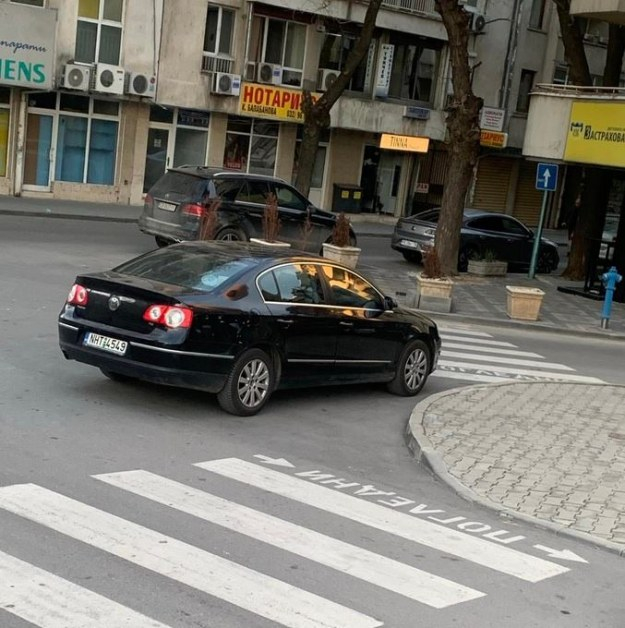 Чужд шофьор вбеси пловдивчани с наглото си паркиране 