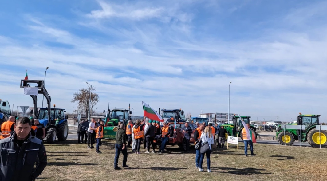 Протестите продължават: Тракторите влизат в Пловдив, блокират града СНИМКИ