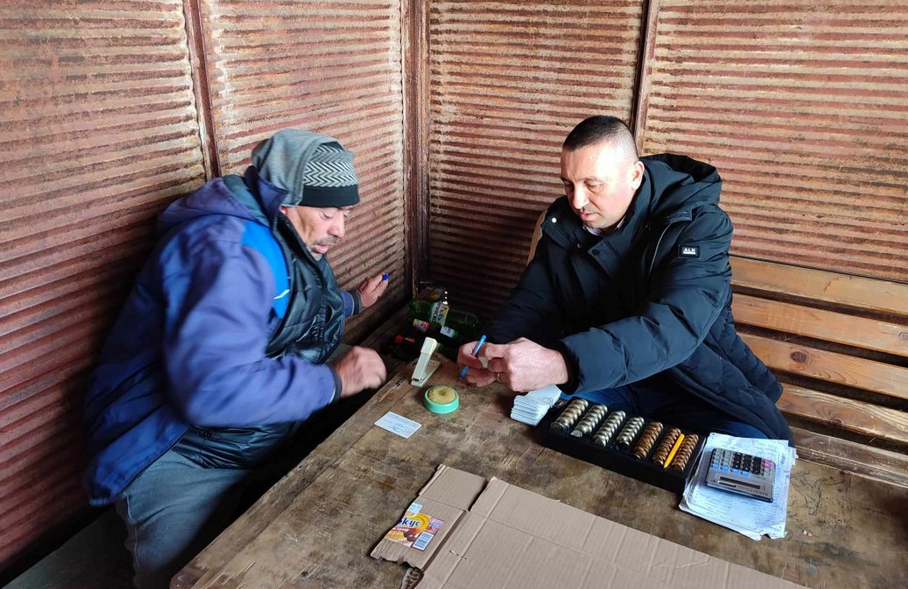 Няма такава държава: Раздават пари на спирката в наше село, само трябва да си...