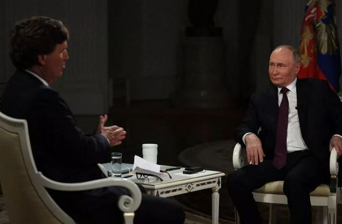 Mirror улови симптоми на тежки болести на Путин пред Тъкър Карлсън