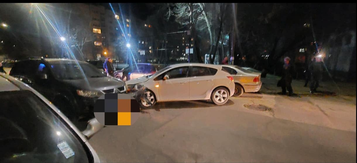 Извънредно в БЛИЦ! Тежка катастрофа в столичния кв. "Дървеница", пътят е затворен СНИМКИ