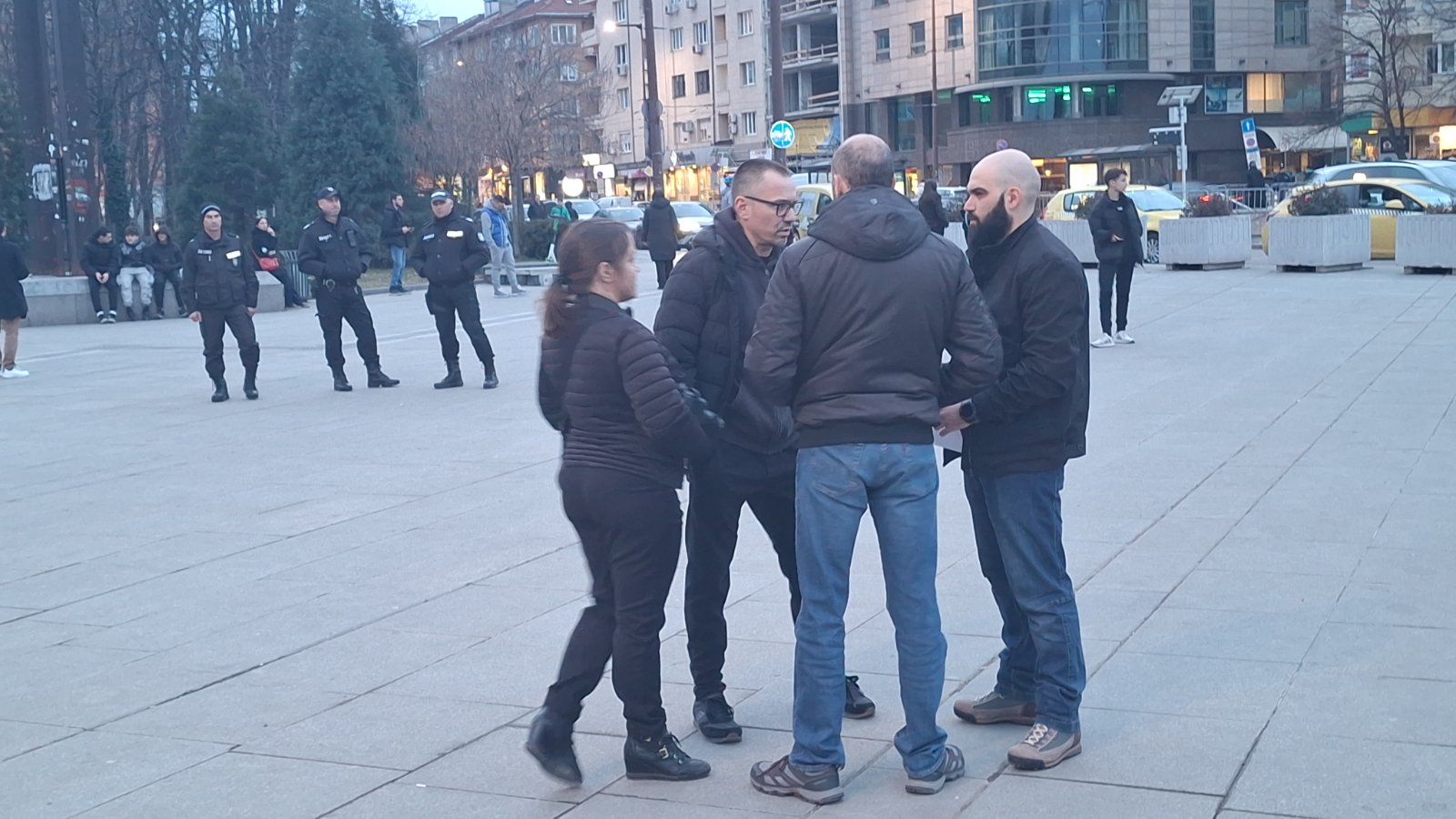 Центърът на София гъмжи от полиция, изкараха и водно оръдие, причината е неочаквана ВИДЕО