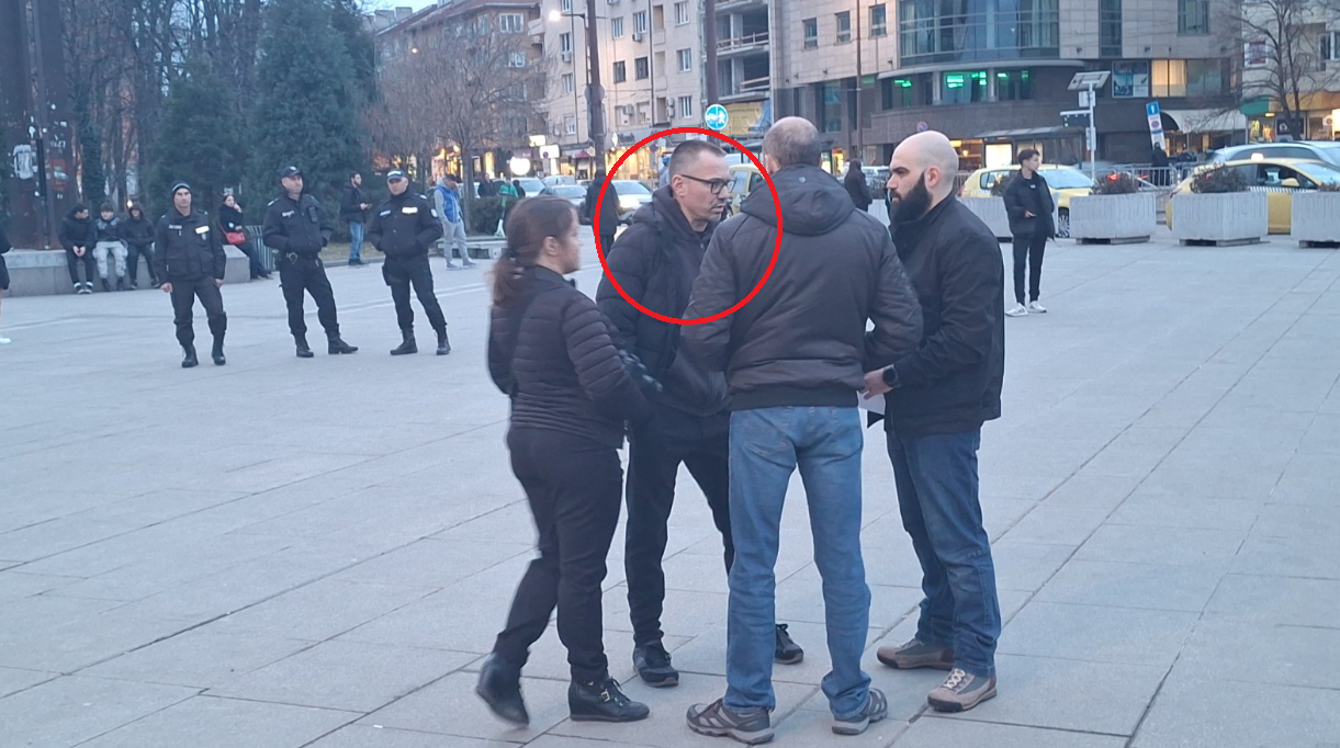 Центърът на София гъмжи от полиция, изкараха и водно оръдие, причината е неочаквана ВИДЕО