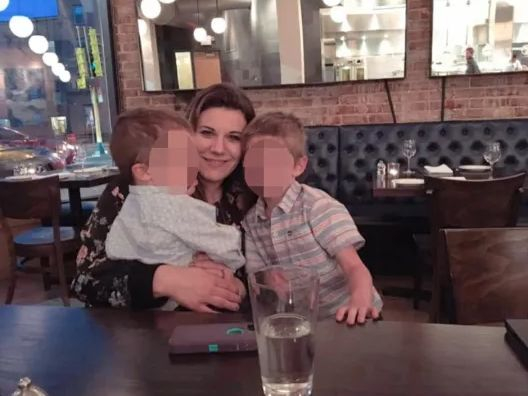 Омъжена майка се вмъкна в хотелската стая на две 15-г. момчета: Прави секс с тях, докато трето гледаше СНИМКИ 18+