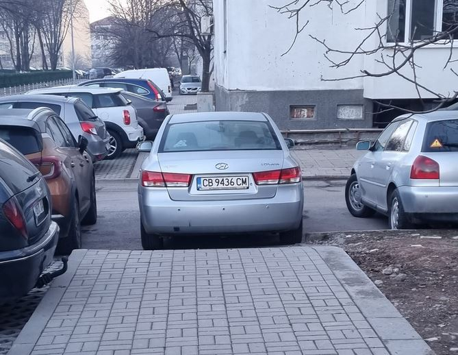 Столичанин погледна колите пред блока и изригна: Организират си състезание по...