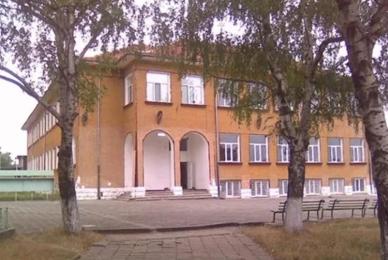 Блъска, псува и заплашва: Грозна сцена с 2 жени в училището в Завет