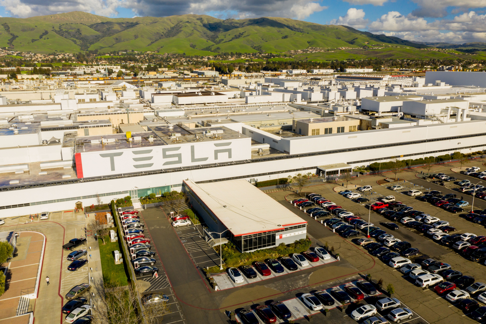 Голяма тесла от Tesla в Германия, стотици остават на улицата
