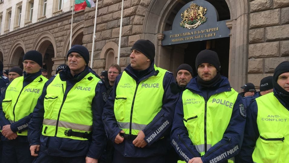 София е под блокада, а в центъра ври и кипи СНИМКИ