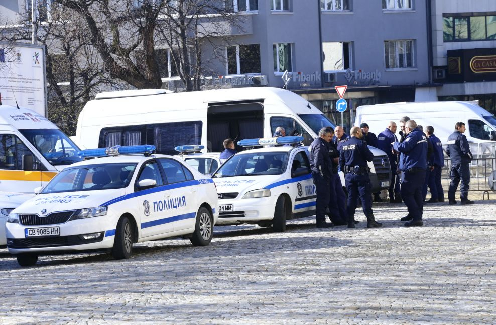 Пред столичен мол гъмжи от линейки и полиция, тече евакуация 
