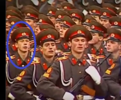 Новият командващ на ВСУ забелязан на Парада на победата в Москва ВИДЕО 