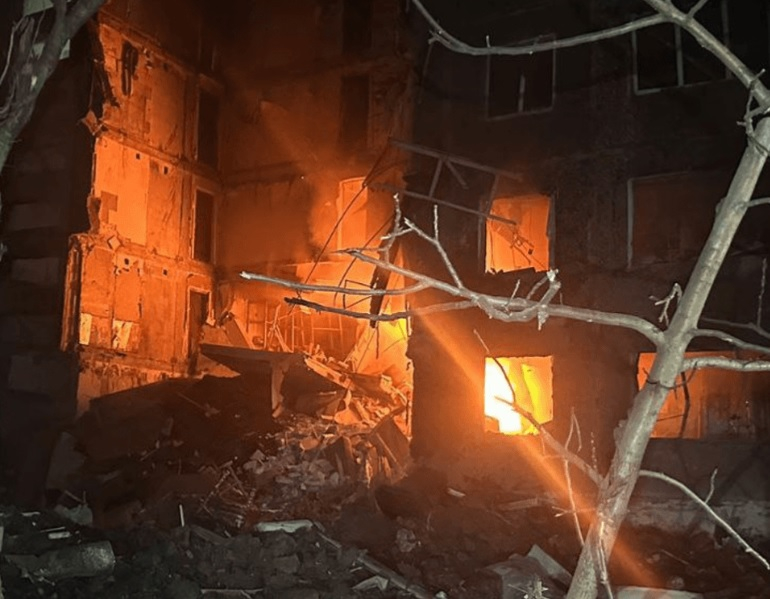 Русия порази два пъти Селидово: Разрушена е сграда и болница, има хора под развалините ВИДЕО