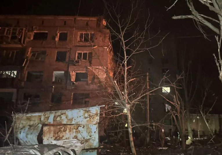 Русия порази два пъти Селидово: Разрушена е сграда и болница, има хора под развалините ВИДЕО