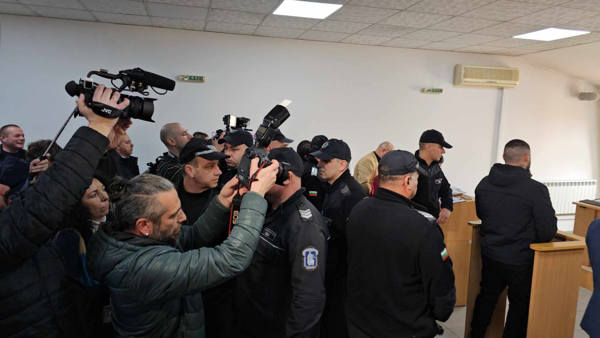 Дебора и насилникът ѝ Георги се появиха в съда, той окован, а тя... БЛИЦ TV