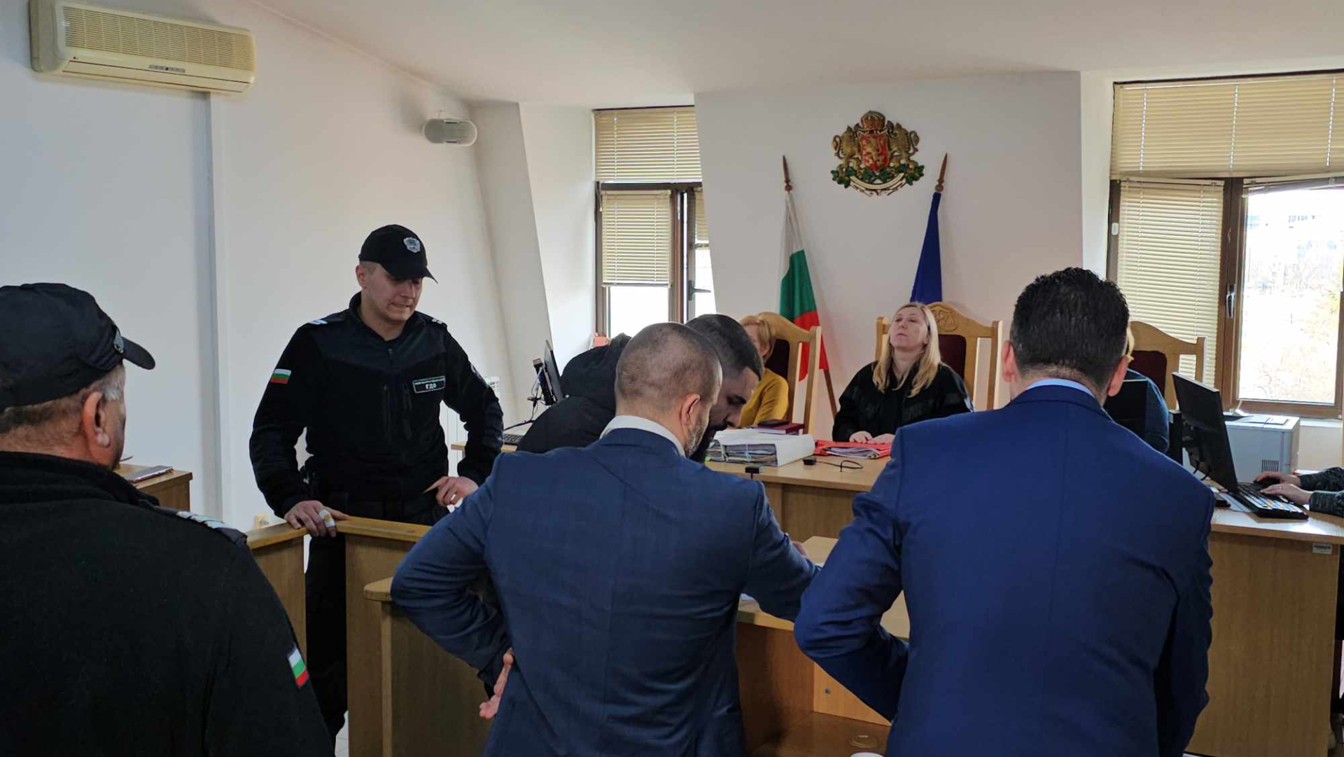 Дебора и насилникът ѝ Георги се появиха в съда, той окован, а тя... БЛИЦ TV