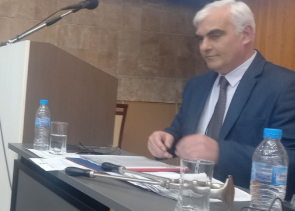Така решават проблемите в Дупница: Кметът хвана клещи за кастрация, а друг общинар сложи...