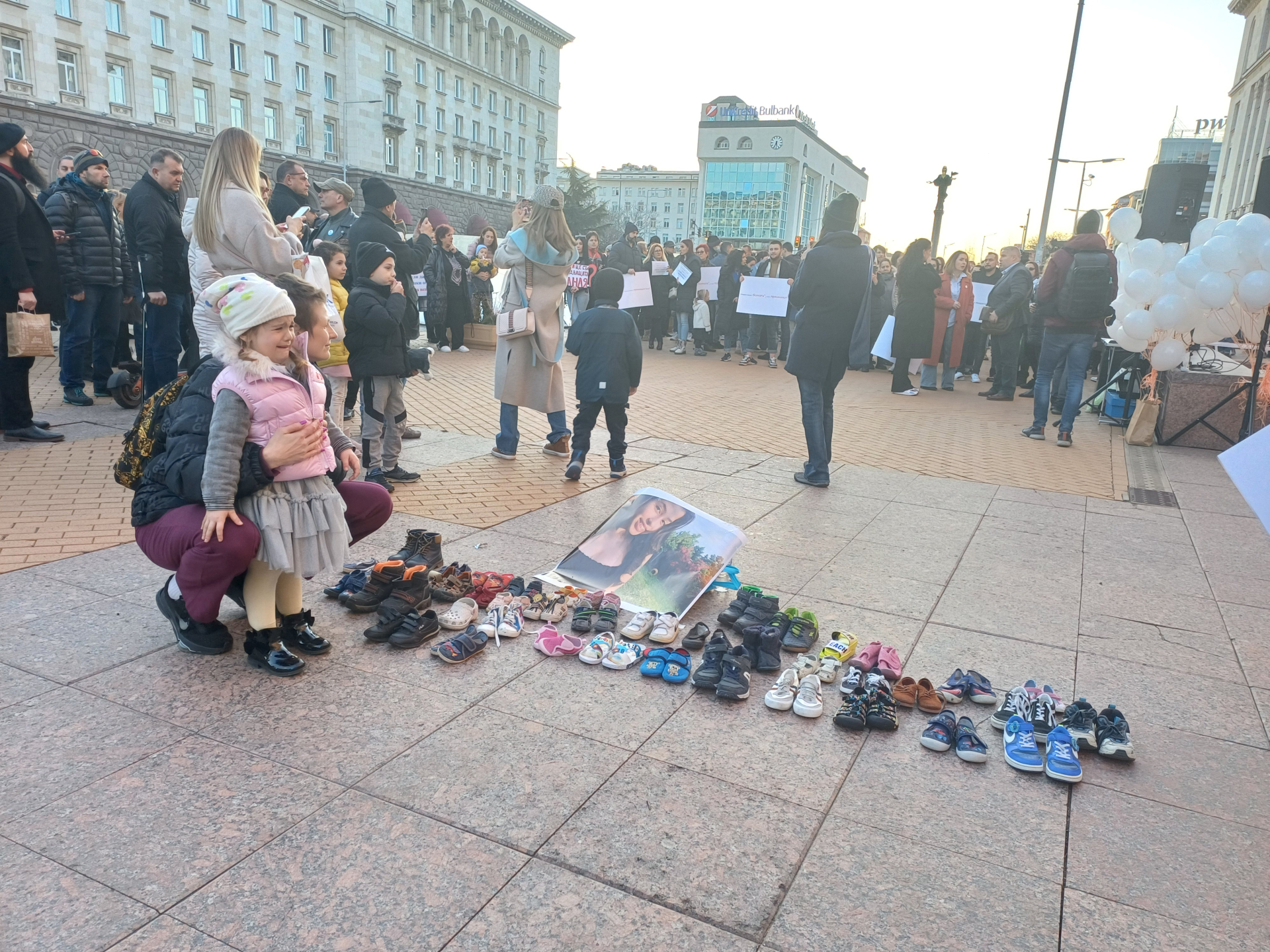 Фоторепортаж в БЛИЦ! Пред МС ври и кипи заради смъртта на 15-г. Даная 